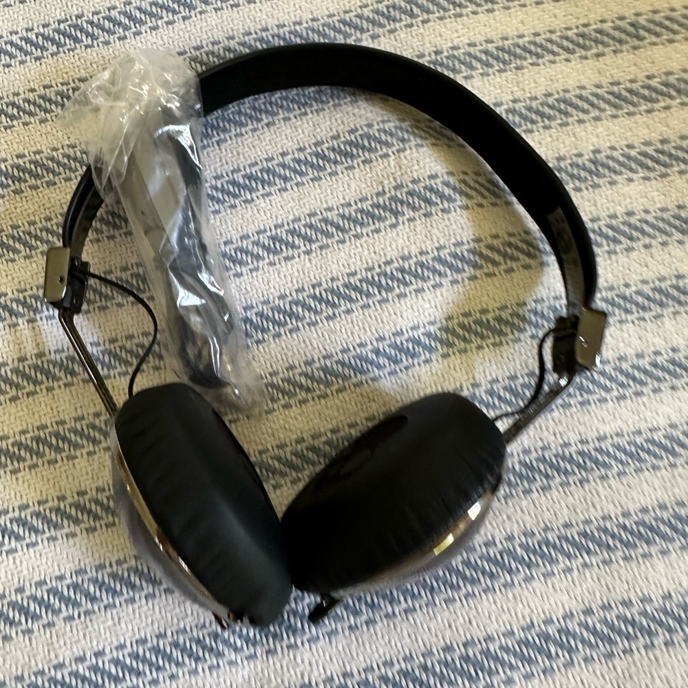 Skullcandy special edition CrossFit Barbells for Boobs headphones over ear - Picture 6 of 6